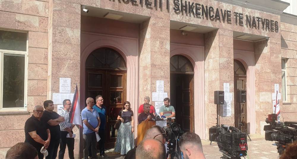 Pedagoget e Shkencave te Natyres ne proteste, kerkojne rritje pagash